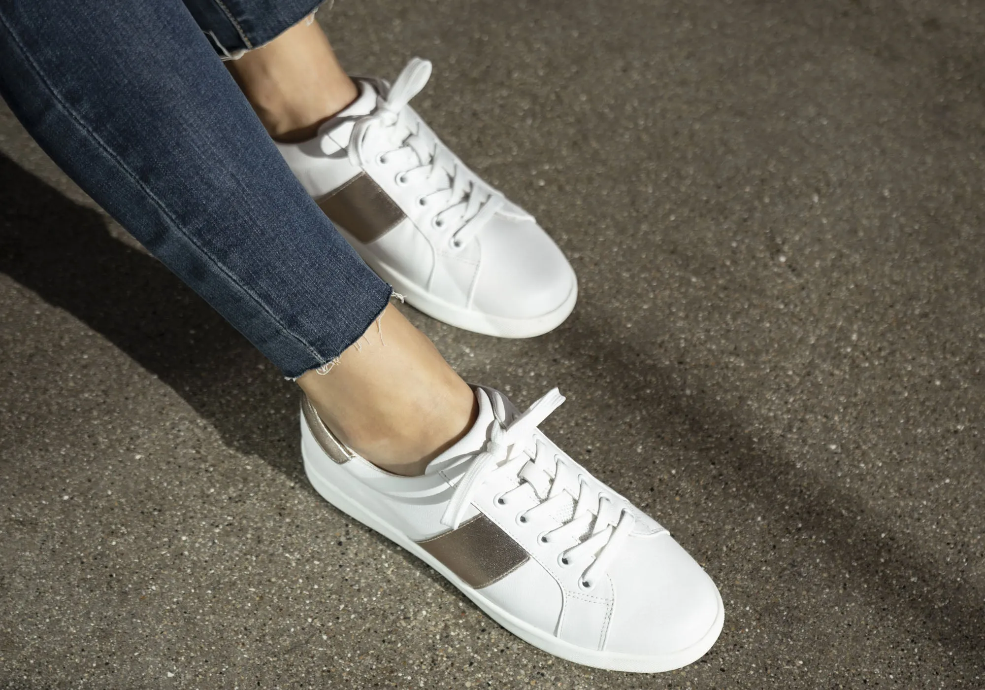 Florsheim Womens Comfortable Leather Crossover Lace To Toe Sneakers