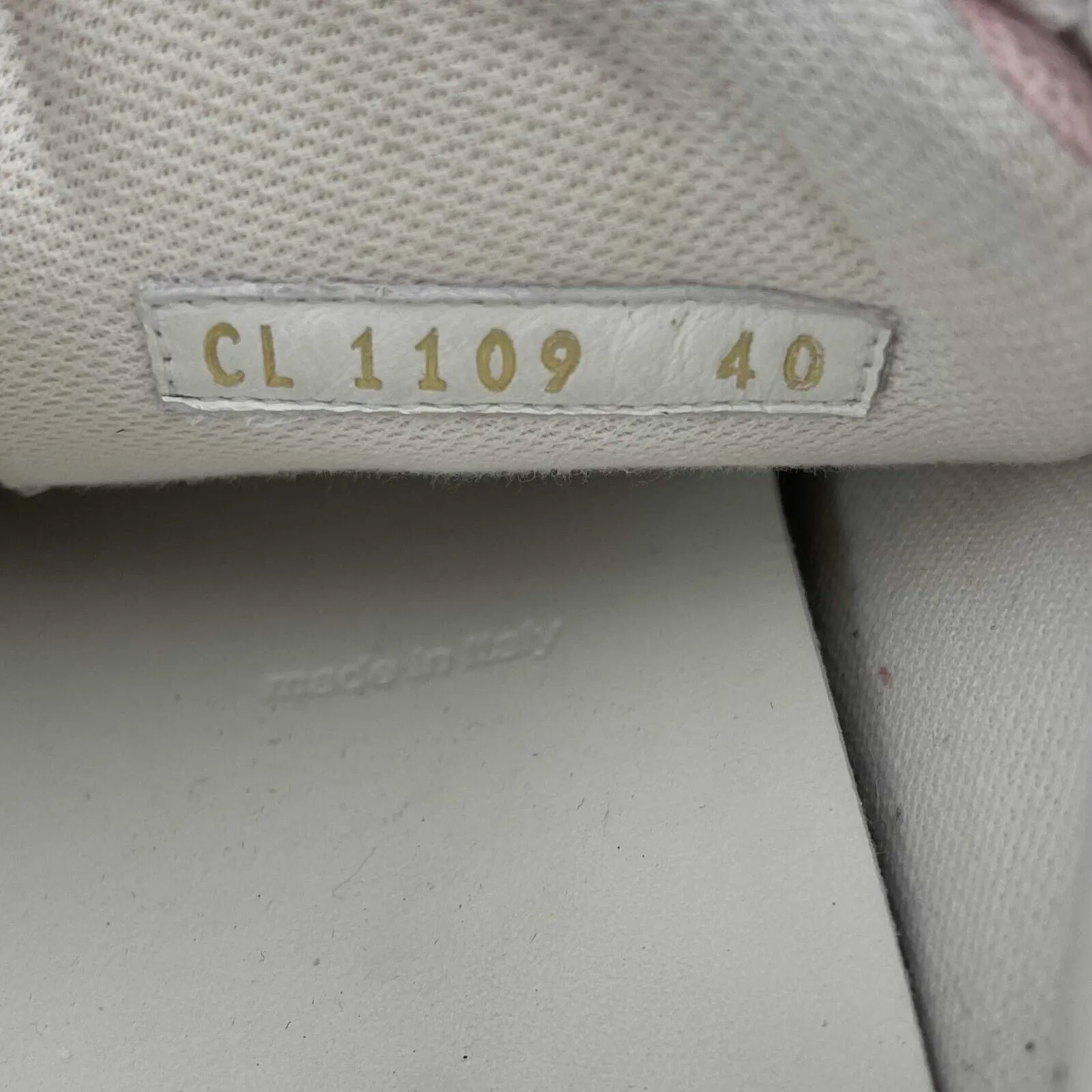 Louis Vuitton - Low Top Sneaker White Pink Suede Run Away - Pink 40 US 10