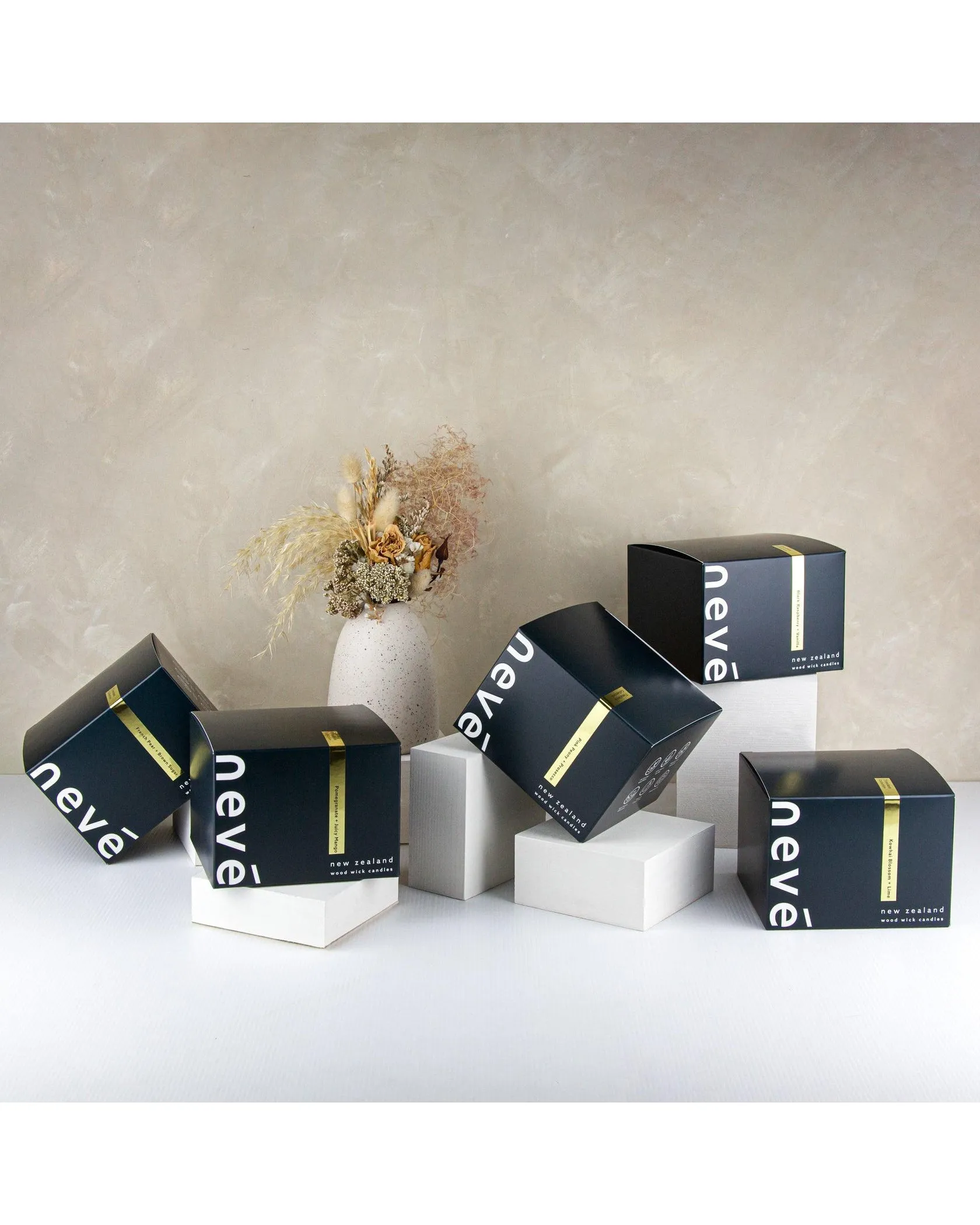 Neve Medium Candle - Pomegranate & Juicy Mango